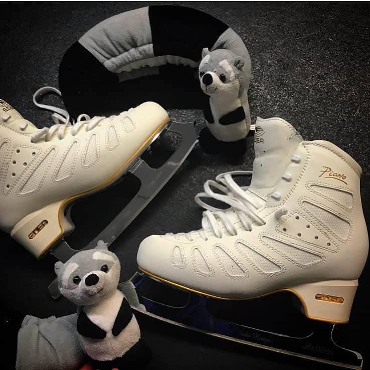 本郷理華のインスタグラム：「New✨⛸✨ pateern99×Gold Seal ⛸ hybrid Japan modelです！ . 本郷のインスタグラム史上稀に見るバエ写真っぷり #渾身の一枚 #ハイブリッドのスペルはこれであってますか？」