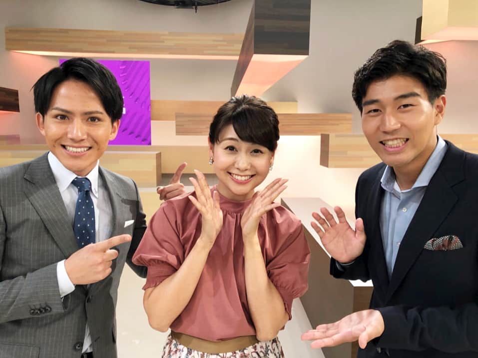 フジテレビアナウンサーのインスタグラム：「山中章子です。 月曜と火曜プライムニュースα、椿原さんの代行してきました！  安宅くん、内野くん、ありがとうねー😊  台風は過ぎましたが、暑くなるようです。 引き続きご注意ください。  #夏休み代行 #プライムニュースα #フジテレビアナウンサー #山中章子 #内野泰輔 #安宅晃樹 スワイプ→#ひょっこり #今夜のαは竹内アナ #夏休みをまだ取っていないアナは結構いる」