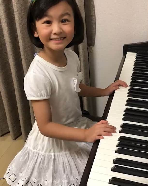 早坂ひららのインスタグラム：「気のいいアヒルをひいてみたんだ♪むすがしかったけど、なんとか合格💮 #早坂ひらら#ひらら#気のいいアヒル#ボヘミア民謡#ピアノ#pianogirl#piano#6歳#ピアノ練習#合格」