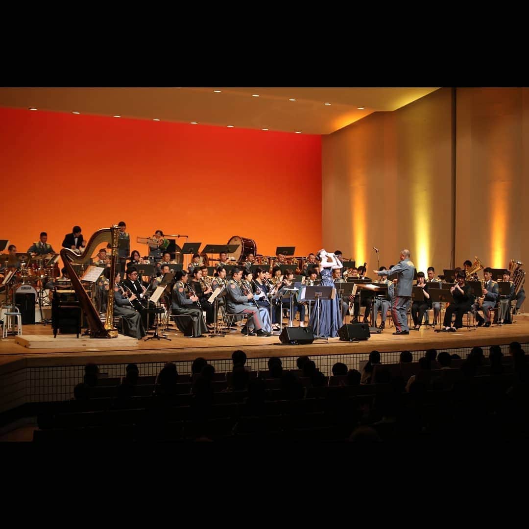 南里沙さんのインスタグラム写真 - (南里沙Instagram)「9月2日は板橋区立文化会館大ホールにて、陸上自衛隊第一音楽隊 第34回ふれあいコンサートが開催され、南里沙 ゲスト出演させて頂きました♪ . いつの日か、自衛隊の音楽隊に入ろうと夢見ていた私。オーボエから楽器は変わりましたが、クロマチックハーモニカ奏者として活動する今、あの日の夢が一日ですが、自衛隊音楽隊の皆さんとの"共演"で叶いました。幸せなステージでした！ . #クロマチックハーモニカ #ハーモニカ #南里沙 #chromaticharmonica #harmonica #risaminami #hohner #hohnermusic #hohnerartist #super64x #playtheoriginal #하모니카 #미나미리사 #半音階口琴 #口琴 #陸上自衛隊 #音楽隊 #吹奏楽 #オーボエ #夢が叶った日」9月5日 16時00分 - minami_risa