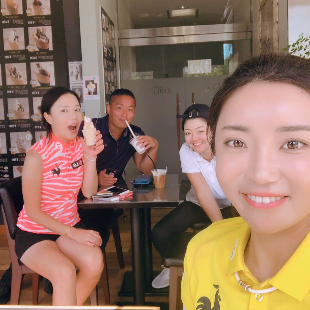 のインスタグラム：「- 라떼도 마시고 싶고 아이스크림도 먹고싶고🙄 결국 둘 다 먹음....☕️🍫🍨👍❤️」