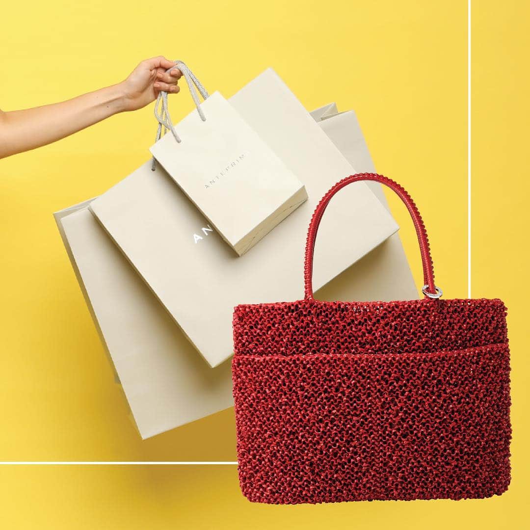 のインスタグラム：「SEMPRE & SEMPRE II Collections emphasize on the essence of practicality in the Fall/Winter 2018-19 Wirebag Collection. These refined styles are ideal to stow away your favorite daily essentials. Proportion was an overarching theme of the Fall/Winter 2018-2019 bag trends, with adding two outside insert pockets, two new shapes of the Collections are functional yet elegant!  Special thanks to: Photographer: @sangsanghun Models: @paola_kumanaku Makeup: @sarabusan Creative Direction & Production: @sarawakapedia @motel409  #sempre #sempreii#officebag #weekendbag #workbag #itbag #dailybag #fallwinter2018 #wirebag #anteprimawirebag #anteprima #fashion #style #baglover #bagholic #instafashion #instabags #アンテプリマ #ワイヤーバッグ #가방 #ミラコレ #ミラノ #ミラノコレクション2018 #패션 #스타일 #여자가방」