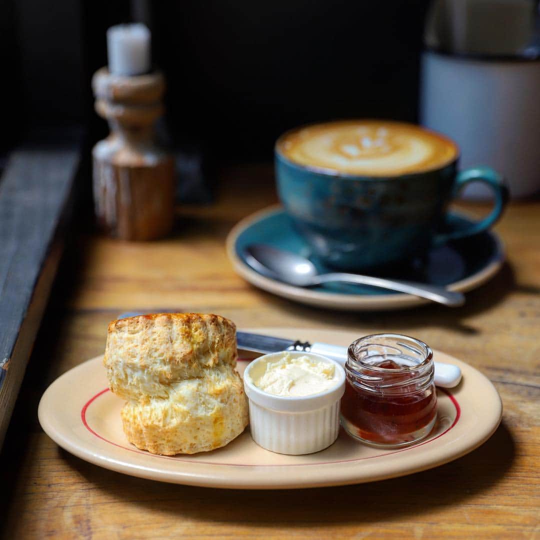 きょん。さんのインスタグラム写真 - (きょん。Instagram)「. .  Northfields @northfieldsjp  昨春 初の仙台カフェ巡りをしたときも ここへ来ました。  当時は キャロットケーキ、 今回は スコーンを。  仙台が 素敵な街だと実感する上で 大きなきっかけとなった カフェでもあります。  #Northfields #scone#coffee#latte」9月5日 18時28分 - kyon_tokiiro