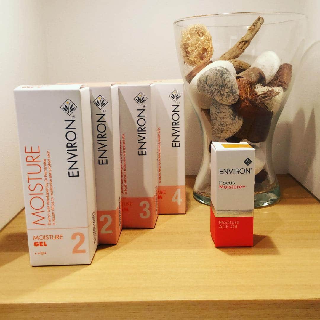 NATURAL HARMONY CLINICのインスタグラム：「本日は大人気エンビロンシリーズのキャンペーンのお知らせです🌸 . モイスチャーシリーズ、クレンジングジェル、クレンジングクリームご購入で嬉しいポイント3倍です😍👍 そして、なななんと合計で2万7千円以上(税込)お買い上げの方は、モイスチャーACEオイル30mlをプレゼントです💁🏼💕 . モイスチャーACEオイルにはビタミンA・C・Eが配合されています💄 スキンケアの後に、朝・夜で一日中使用出来るスペシャルな保湿ケアなんです😊 冷房で肌の乾燥を感じていませんか?膝や肘などお身体全身にも使える優れものです👍 . モイスチャーシリーズはこの機会にまとめ買いがお買い得ですよ✨✨✨ キャンペーンは9月末までですのでお早めにお買い求め下さい🙇 📞0800-800-4977 東京都渋谷区神宮前6-25-14 神宮前メディアスクエアビル5階 . #渋谷#表参道#原宿#美容皮膚科#ボトックス#点滴#シミ#日焼け#夏#日焼け止め#可愛い#綺麗#インスタ映え#フォトジェニック#美肌#美白#夏休み#フォトフェイシャル#脇ボトックス#美容#神宮前#たるみ#リップ#エンビロン#化粧品#化粧水#乳液#コスメ#秋#クールビタミントリートメント」