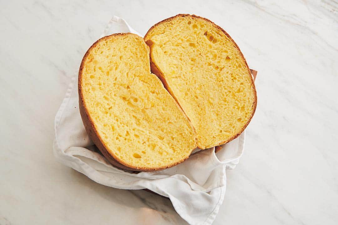 SWITCHさんのインスタグラム写真 - (SWITCHInstagram)「【特集 フードカルチャー 東京の100皿 発売中！】（キュレーター：平野紗季子 @sakikohirano）このパンはもはや主役である。代々木上原のフレンチ、été（エテ）の「自家製ブリオッシュ」。一日一組限定のレストランで供されるブリオッシュは、添え物というパンのイメージを大きく覆す。 #frenchcuisine #フレンチ #ete #エテ #パン #ブリオッシュ #yoyogiuehara #代々木上原 #food #foodie #tokyofoodie #instafood #東京 #フード #フードカルチャー」9月5日 18時44分 - switch_magazine