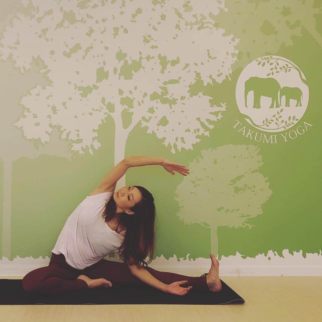 タクミヨガのインスタグラム：「9月6日✨木曜✨からの ✨NEWレッスン✨ 💓ayano先生💓 presents☺️ 🧘アンチエイジングヨガ🧘‍♀️ 第1.3.5木曜  11:30〜12:30 ☆1.5 ✨女子は大好き✨ 💐アンチエイジング💐  女子力あげていきましょー⤴️ ， スタジオ改装工事の為 今月は9月6日（木）のみです。 . 皆様のご参加、心よりお待ちしています🧘‍♀️💓 .  #タクミヨガ #ヨガ #ヨガスタジオ #ヨガレッスン #ヨガ教室 #朝ヨガ  #長久手 #長久手市 #長久手ヨガ #長久手スタジオ  #愛知 #ヨガインストラクター #takumiyoga #yoga #fitness #training #nagakute  #タクミフィットネス #タクミネイル #身体を柔らかくする #NEW #レッスン #柔軟 #アンチエイジング #美容 #女子力」