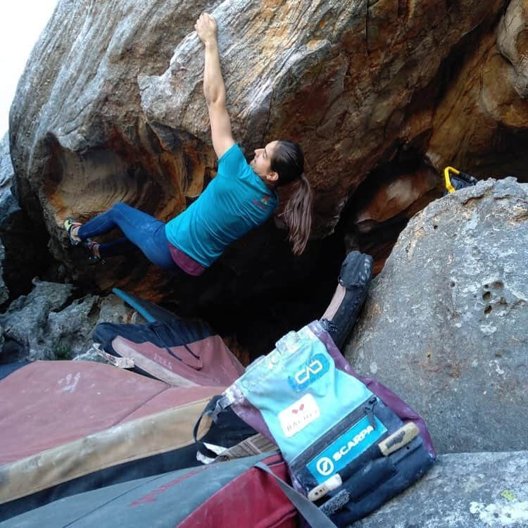 レベッカ・ストッツのインスタグラム：「Rocklands 2018 • • • Hope to be back for the ticino season 😊💪🏼🤞🏼 @scarpa_de @baechlibergsport @blackdiamond  #rocklands #southafrica #bouldering_is_my_passion #bouldering_pictures_of_instagram #bouldering #climb #rockclimbing #brush #chalkmatters #liveclimbrepeat #climbing_is_my_passion #misstherocks #recovery #cac #climbingagainstcancer」