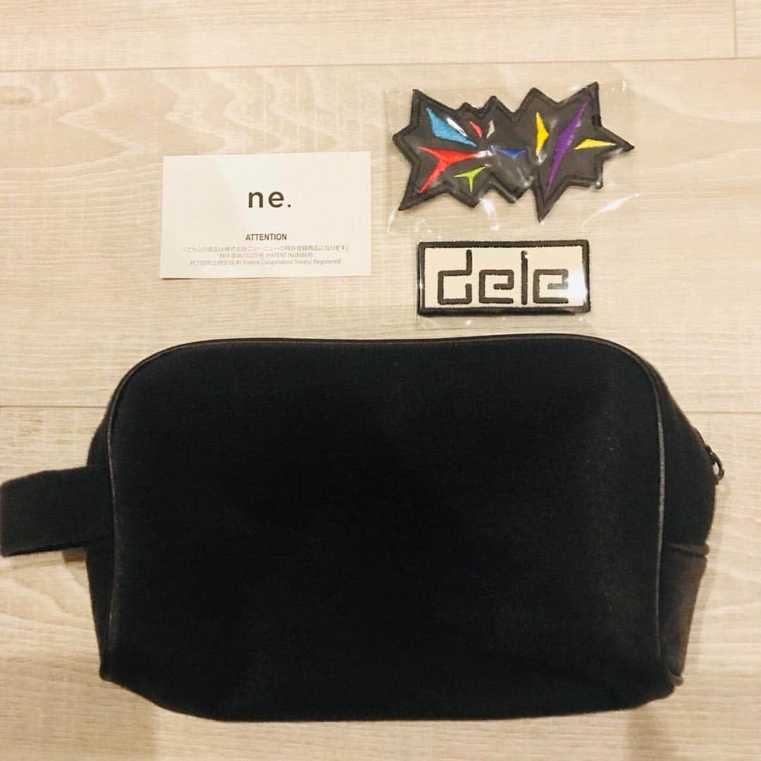 渡辺雄介のインスタグラム：「山田孝之さんから、ニューニューの小バッグ “dele”仕様、届いてました！ 全スタッフに向けてのものだそうです！」