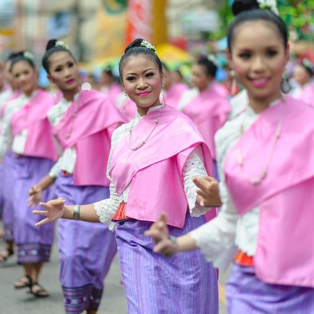 タイ国政府観光庁さんのインスタグラム写真 - (タイ国政府観光庁Instagram)「＜色鮮やかなタイの民族衣装＞﻿ ﻿ タイの民族衣装には正装があり、男性用は「スア・プララーチャターン」、女性用は「シワーライ」と呼ばれています🇹🇭﻿ ﻿ 女性用の正装は布をスカートのように腰に巻き、「サバイ」という別の布を胸に巻いたり肩にかけたりします✨﻿ ﻿ 煌びやかなタイの民族衣装は、オーダーメイドもできます👍﻿ ﻿ フォトスタジオなどで民族衣装を身に着けて記念写真を撮るのも人気です📷﻿ ﻿ #タイ #タイ民族衣装 #タイ衣装 #民族衣装 #民族衣装体験 #シワーライ #タイドレス #タイ旅行 #旅好きな人と繋がりたい #はじめてのタイ #もっと知りタイ #こんなタイ知らなかった #thailand #thaidress #thainess #amazingthailand #thailandtravel #thailandtrip #thai #thaistagram #localexperience #lovethailand﻿」9月5日 18時57分 - amazingthailandjp