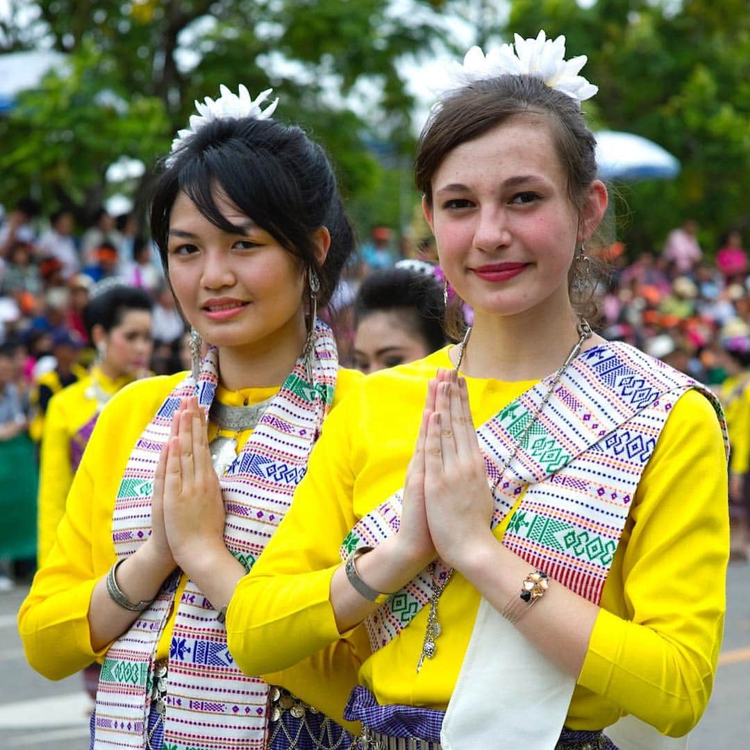 タイ国政府観光庁さんのインスタグラム写真 - (タイ国政府観光庁Instagram)「＜色鮮やかなタイの民族衣装＞﻿ ﻿ タイの民族衣装には正装があり、男性用は「スア・プララーチャターン」、女性用は「シワーライ」と呼ばれています🇹🇭﻿ ﻿ 女性用の正装は布をスカートのように腰に巻き、「サバイ」という別の布を胸に巻いたり肩にかけたりします✨﻿ ﻿ 煌びやかなタイの民族衣装は、オーダーメイドもできます👍﻿ ﻿ フォトスタジオなどで民族衣装を身に着けて記念写真を撮るのも人気です📷﻿ ﻿ #タイ #タイ民族衣装 #タイ衣装 #民族衣装 #民族衣装体験 #シワーライ #タイドレス #タイ旅行 #旅好きな人と繋がりたい #はじめてのタイ #もっと知りタイ #こんなタイ知らなかった #thailand #thaidress #thainess #amazingthailand #thailandtravel #thailandtrip #thai #thaistagram #localexperience #lovethailand﻿」9月5日 18時57分 - amazingthailandjp