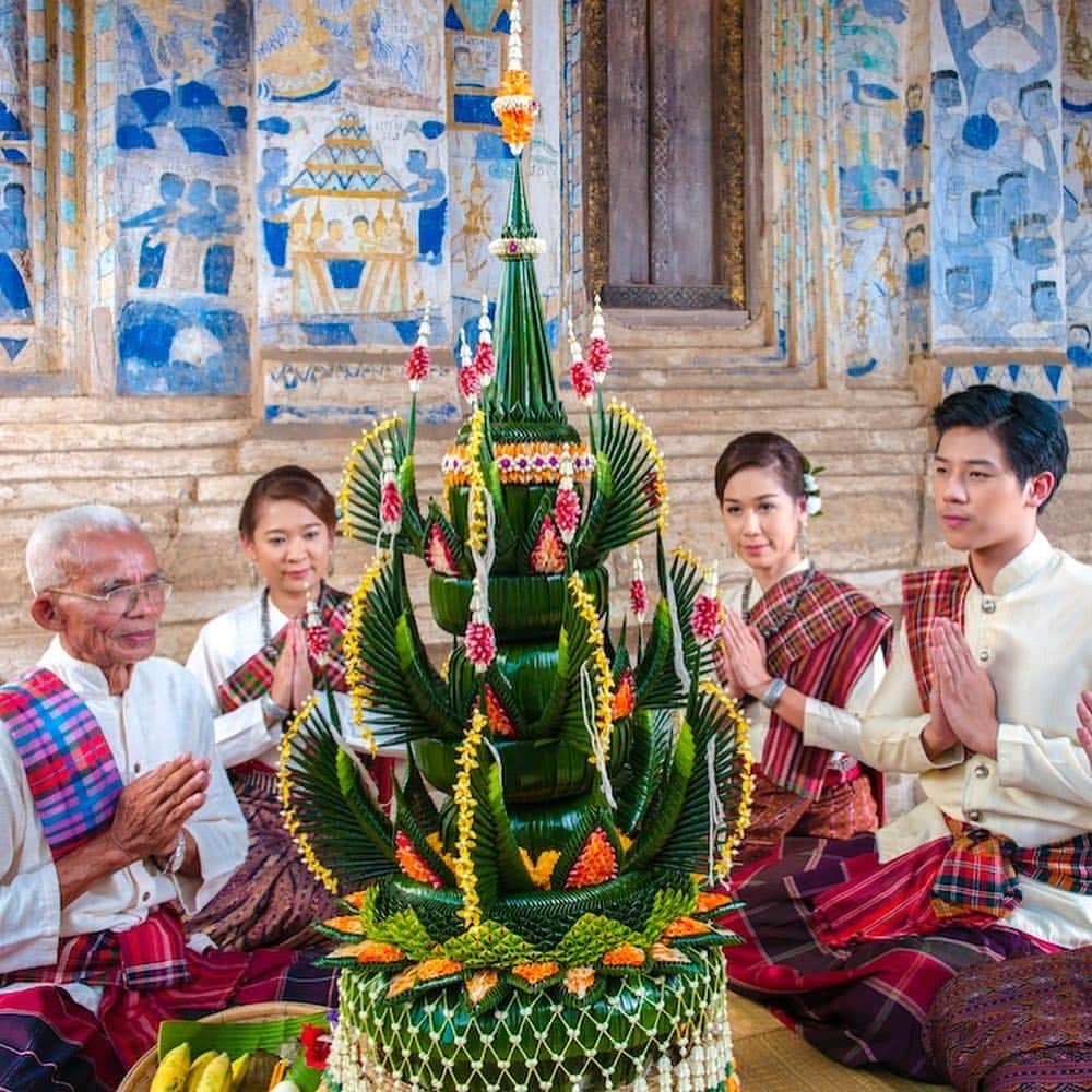 タイ国政府観光庁さんのインスタグラム写真 - (タイ国政府観光庁Instagram)「＜色鮮やかなタイの民族衣装＞﻿ ﻿ タイの民族衣装には正装があり、男性用は「スア・プララーチャターン」、女性用は「シワーライ」と呼ばれています🇹🇭﻿ ﻿ 女性用の正装は布をスカートのように腰に巻き、「サバイ」という別の布を胸に巻いたり肩にかけたりします✨﻿ ﻿ 煌びやかなタイの民族衣装は、オーダーメイドもできます👍﻿ ﻿ フォトスタジオなどで民族衣装を身に着けて記念写真を撮るのも人気です📷﻿ ﻿ #タイ #タイ民族衣装 #タイ衣装 #民族衣装 #民族衣装体験 #シワーライ #タイドレス #タイ旅行 #旅好きな人と繋がりたい #はじめてのタイ #もっと知りタイ #こんなタイ知らなかった #thailand #thaidress #thainess #amazingthailand #thailandtravel #thailandtrip #thai #thaistagram #localexperience #lovethailand﻿」9月5日 18時57分 - amazingthailandjp