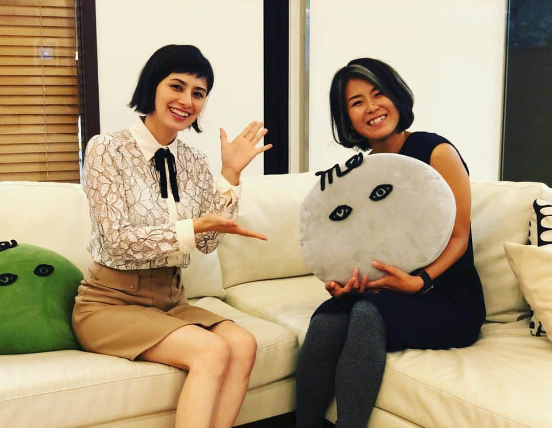 小野塚彩那のインスタグラム：「昨日はホラン千秋さんとラジオのお仕事させて頂きました♫顔ちっちゃーいし、思ってたよりもちっちゃーいしお話面白かったです😊放送は10/1 J-WAVEで♫. . #ホラン千秋 #小顔になりたい #隣に並びたくなかった笑 #私の色黒さ #これでも遠近法頑張った #J-WAVE聞いてね #特に30歳」