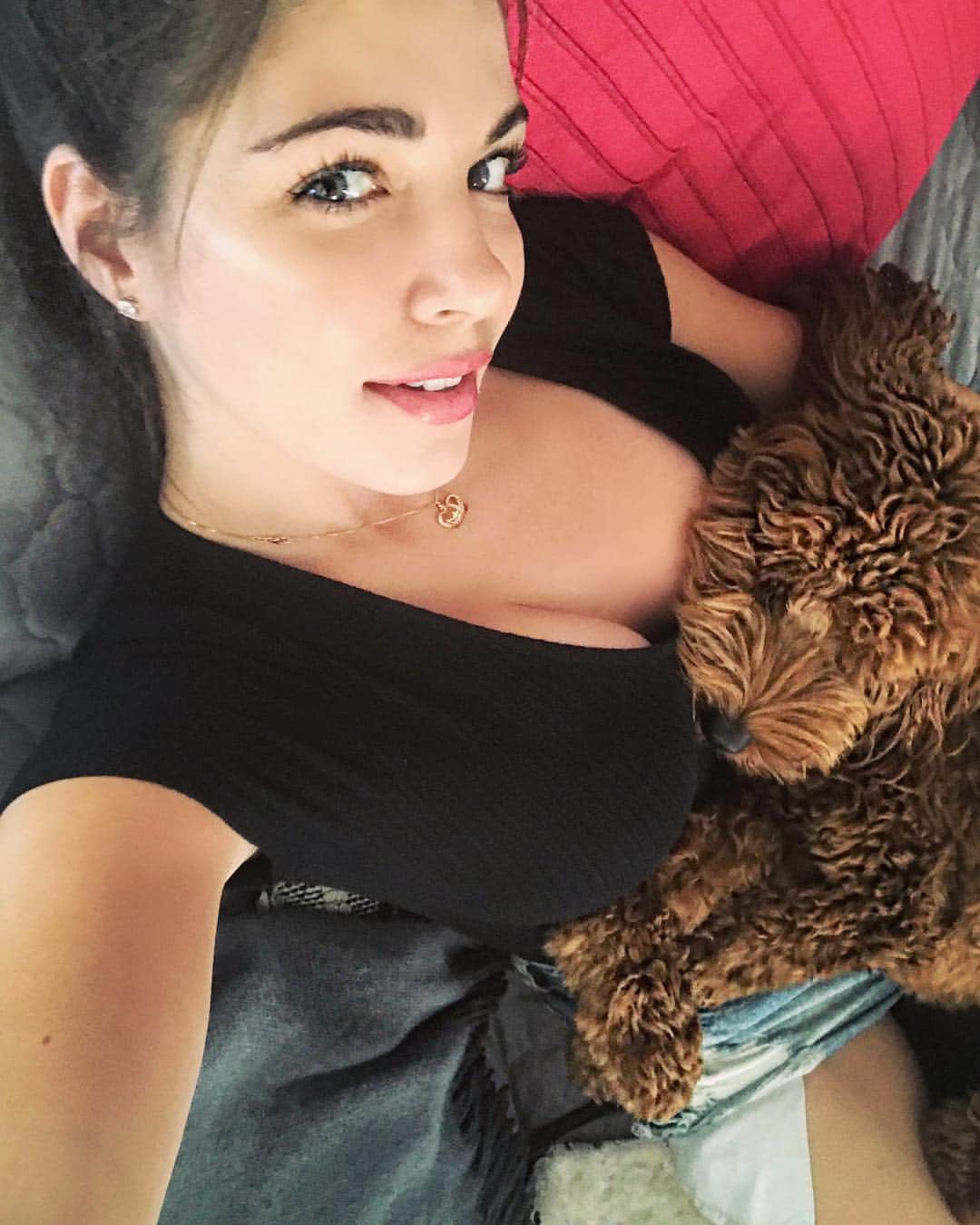 ジェシカ・アシュリーのインスタグラム：「Cuddle baby 💋 #labradoodlelove #puppycuddles @princessbelladoodle」