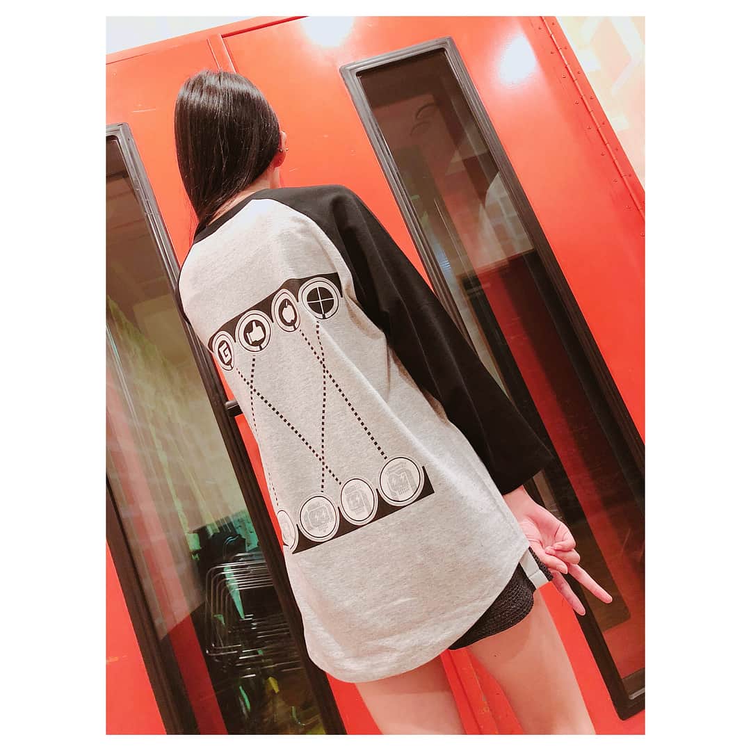 彩姫さんのインスタグラム写真 - (彩姫Instagram)「今日ね。ラグランのグレーを着てたよー。お気に入りー。背中のデザインがお気に入り。みんなも着てくれてるかな。スニーカーは #nikeairmax95 を合わせたよー。イエローグラデ。大事に履いてます。  #bandmaid #saiki」9月5日 21時56分 - saiki_bandmaid