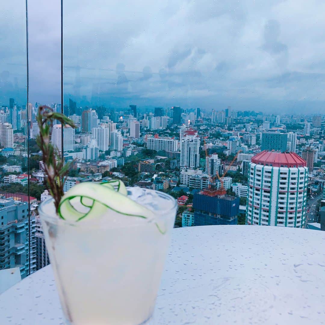 松村加南子さんのインスタグラム写真 - (松村加南子Instagram)「バンコク最後の夜はルーフトップバーへ🌉 . 夜景までいようと思ってたのに残念ながらこの後雨が降ってしまって断念🤦‍♀️ . でもバンコクの街を眺めながら飲むお酒は格別だった🍹 . 赤いピアスは市場で購入したもの✨旅先でアクセサリーを現地調達するのが好き💖 . . . #ルーフトップバー #マリオットホテル #オクターブルーフトップバー #高いところ好き #カクテル #ピアス #バンコク #bangkok #旅 #旅行 #tavijo 旅人 #travel #trip #travelers #タイ #thailand #夏休み #summer #summervacation #vacation  #holiday #薬剤師 #薬剤師グラドル #加南子」9月5日 22時16分 - matsumurakanako