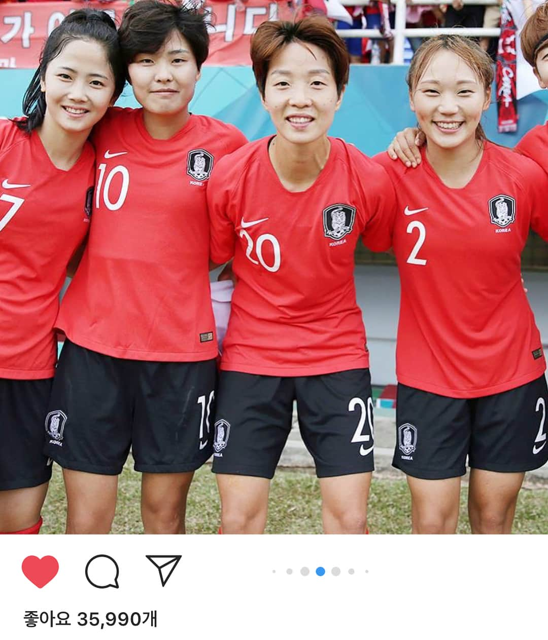 チョ・ミニョンさんのインスタグラム写真 - (チョ・ミニョンInstagram)「#아시안게임 축구 #동메달 을 안겨준 #축구선수 이민아 씨의 실제 아시안 경기 때 착용한 세상에 하나뿐인 뜻깊은 유니폼❣️ 드디어 저의 품에 쏙 들어왔네요 😍 이렇게나마 그라운드의 향기를 느끼게 해 줘서 너무너무 고마워요 💕오늘 행복해 죽네요 #이민아 씨를 비롯해 우리 " 여자 축구 대표 " 분들 너무 수고하셨습니다 같은 대한민국의 여자로서 너무 멋있고 멋진 활약 좋은 경기 보여주셔서 정말 감사해요 🙇🏻‍♀️ 다음에는 금메달 가즈아!!❣️ @mina_world_  민아 잊지 말기 🤘🏻 . #여자축구대표팀 #화이팅#이민아선수 #화이팅 #오늘도평화로운조민영」9月5日 22時50分 - xxjominxx