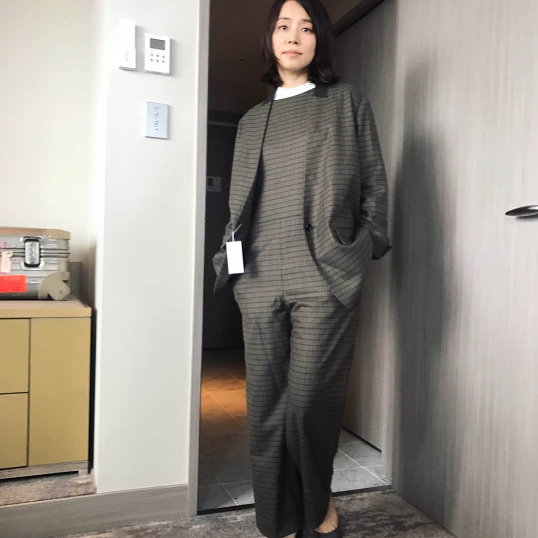 石田ゆり子さんのインスタグラム写真 - (石田ゆり子Instagram)「わたしは、むかしから、 上下繋がった服が大好き。 ジャンバースカート、 ワンピース、 エプロンドレス ジャンプスーツ😊👏🏻 Col Pierrot 秋冬新作を試着させてもらいました。 このツナギ、 後ろ姿も可愛いな。 丁寧に丁寧に作られた 職人魂感じます。 #colpierrot」9月5日 23時08分 - yuriyuri1003