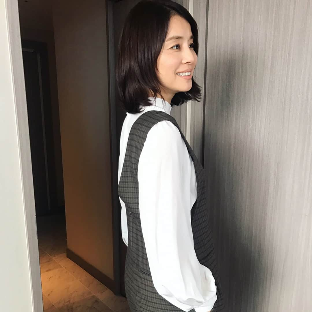 石田ゆり子さんのインスタグラム写真 - (石田ゆり子Instagram)「わたしは、むかしから、 上下繋がった服が大好き。 ジャンバースカート、 ワンピース、 エプロンドレス ジャンプスーツ😊👏🏻 Col Pierrot 秋冬新作を試着させてもらいました。 このツナギ、 後ろ姿も可愛いな。 丁寧に丁寧に作られた 職人魂感じます。 #colpierrot」9月5日 23時08分 - yuriyuri1003