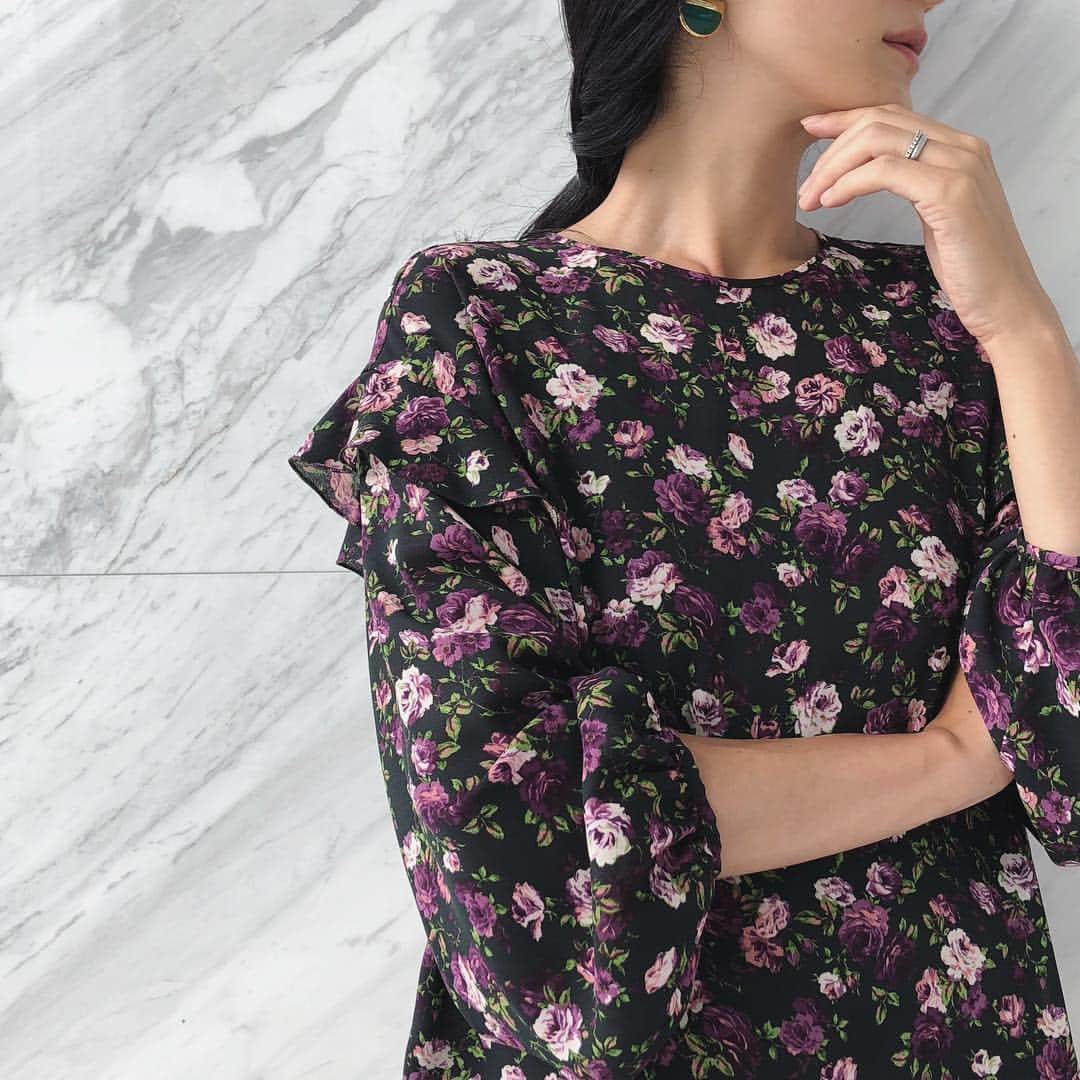 のインスタグラム：「【Buyers recommend】 ． ピンクからパープルのグラデーションのバラが素敵なブラウスが［special for anatelier］から届きました。 ． ベースのダークグリーンも、オリジナルプリントならではの色合いです。 ． blouse [special for anatelier］ 564-85539 ¥17,000＋TAX . earrings LUCAS JACK 564-05004 ¥16,000＋TAX . #anatelier #specialforanatelier #lucasjack」