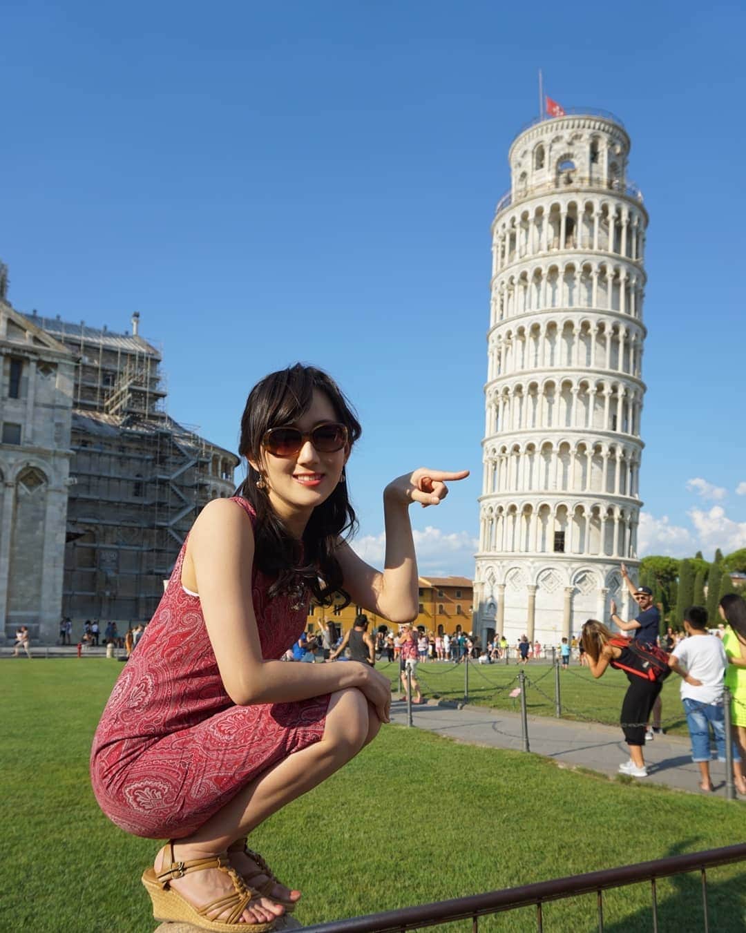谷中麻里衣さんのインスタグラム写真 - (谷中麻里衣Instagram)「When you try to do that thing everybody's doing... only to fail miserably 😂 . Tried to take fun pictures with the Leaning Tower of Pisa 💓 . ピサの斜塔✨ . 1 どやっ😎 →反対 . 2 つんつん →届かない . 3斜塔のプレッシャー😱 . #イタリア #イタリア旅行 #ピサ #ピサの斜塔 #旅するイタリア #ヨーロッパ #ヨーロッパ旅行 #leaningtower  #leaningtowerofpisa  #pisa #italy #trickart #麻里衣旅行」9月6日 11時02分 - marieyanaka