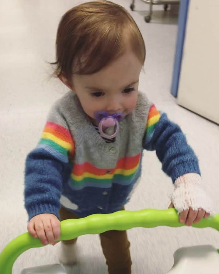 ジェシカ・スタインのインスタグラム：「Ru tearing down the wards at our local hospital at 7am. Sometimes we think she wants to come back in because she misses all of her wonderful nurse friends too much 😂❤️🌈 “And though she be but little, she is fierce.”」