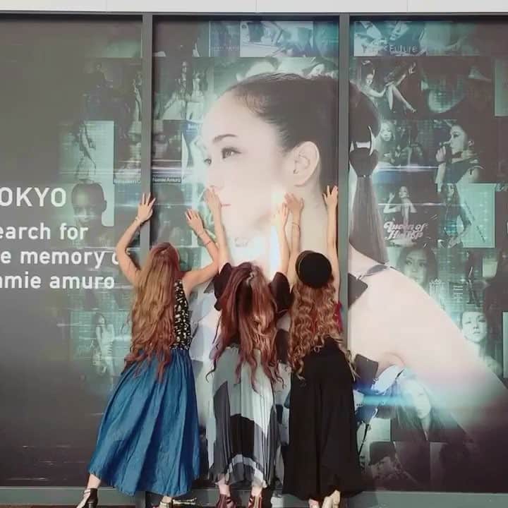 HIROMINのインスタグラム：「❁︎ ❁︎ 8/18・東京展覧会 4回目 ❁︎ ❁︎ 奈美恵さんに駆け寄るの図🏃‍♀️💨 私奈美恵さんに激突してる(笑) ❁︎ ❁︎ #namieamuro #amuronamie #安室奈美恵 #安室ちゃん #アムラー #アムコス #finally #finalspace #NA2018  #大ファン #大好き #fan #live #love #like #respect #life #cute #cool #good #smile #enjoy #instagram #instagood #instalike #instalove」