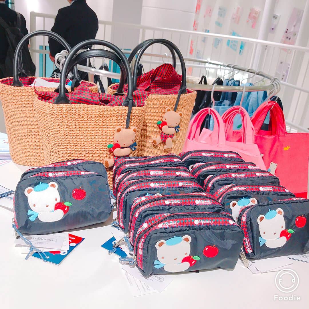 のインスタグラム：「8日神戸本店で限定販売&先行販売されるアイテムのお披露目も…♡ HPでチェックしていたレスポコラボしてグッズは絶対欲しくて♡ お迎えできて嬉しい♡  #ファミリア #familiar #ファミリア神戸本店 #ファミリア本店限定 #ファミリアレスポコラボ #ファミリアコラボ #ファミリアバッグ #ファミリアチェック」