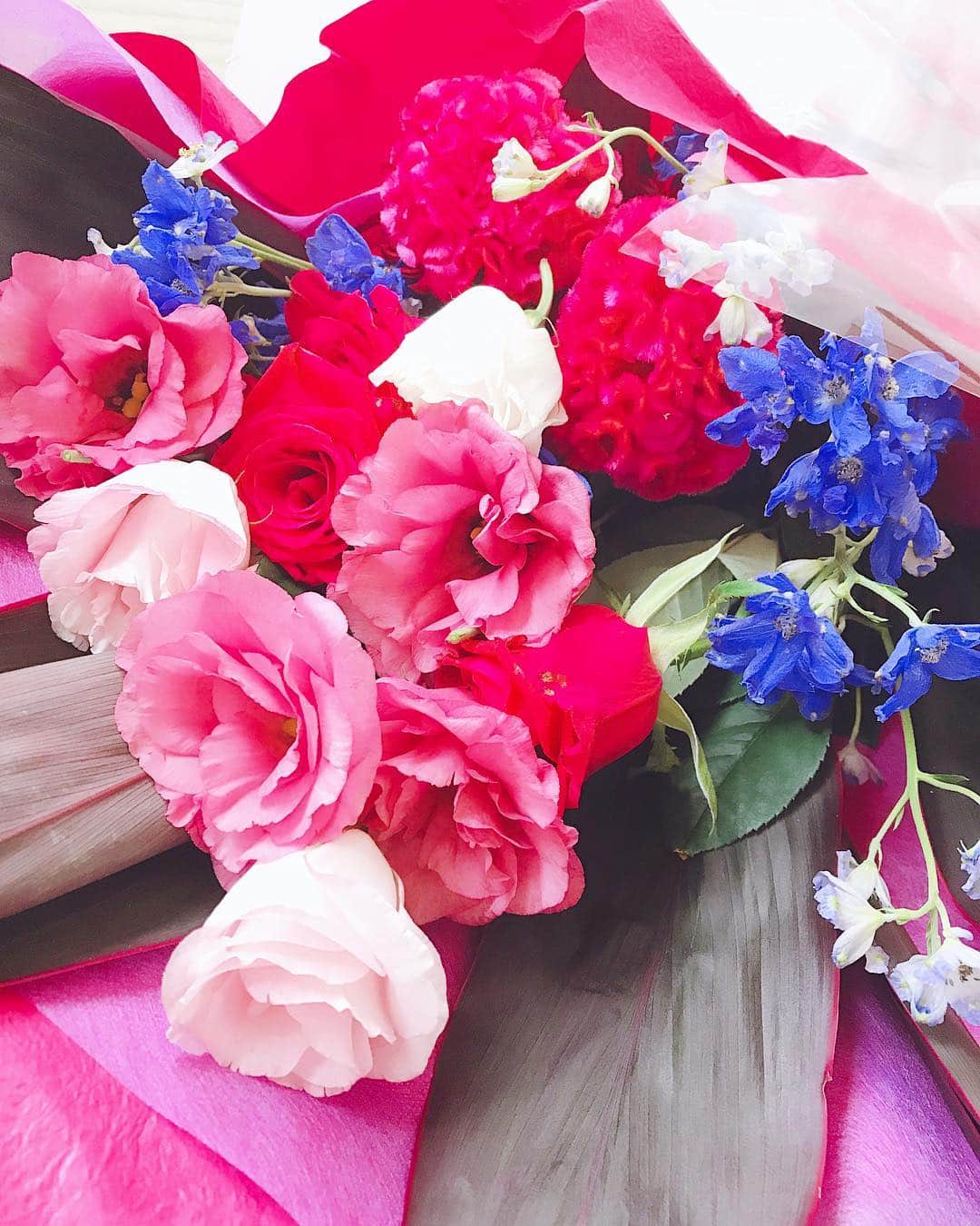 片山萌美さんのインスタグラム写真 - (片山萌美Instagram)「とある作品、私はお先にオールアップしました💫 綺麗なお花もいただきました💐 ステキな作品になると思う。 告知をお楽しみに。」9月6日 9時26分 - moet_mi