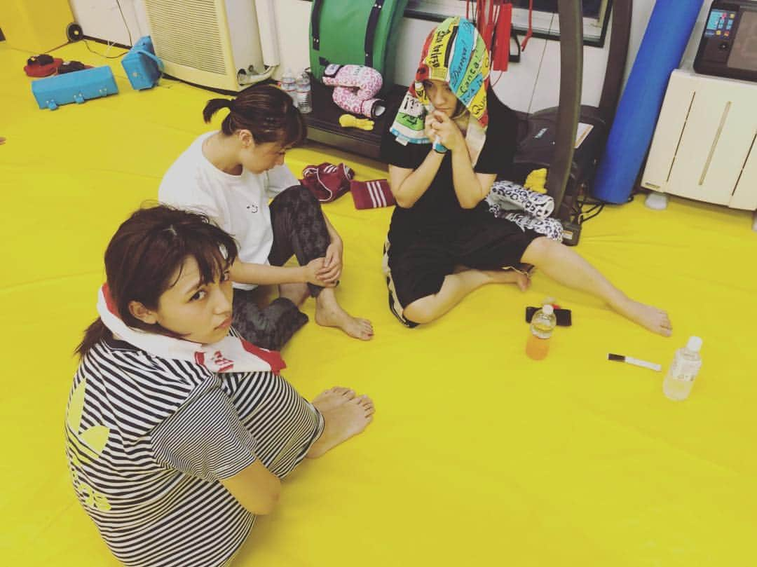 佐藤仁美さんのインスタグラム写真 - (佐藤仁美Instagram)「キックボクシングに連れて行ってもらった。キツイ。。汗だく。。。汗をかかない運動はないものだろうか。。。もちろん筋肉痛。さ。今日もトレーニング、がんばろっっっっ！！ #川口春奈 ちゃん #岡田結実 ちゃん #ヒモメン」9月6日 13時08分 - sato.hitomi.19791010