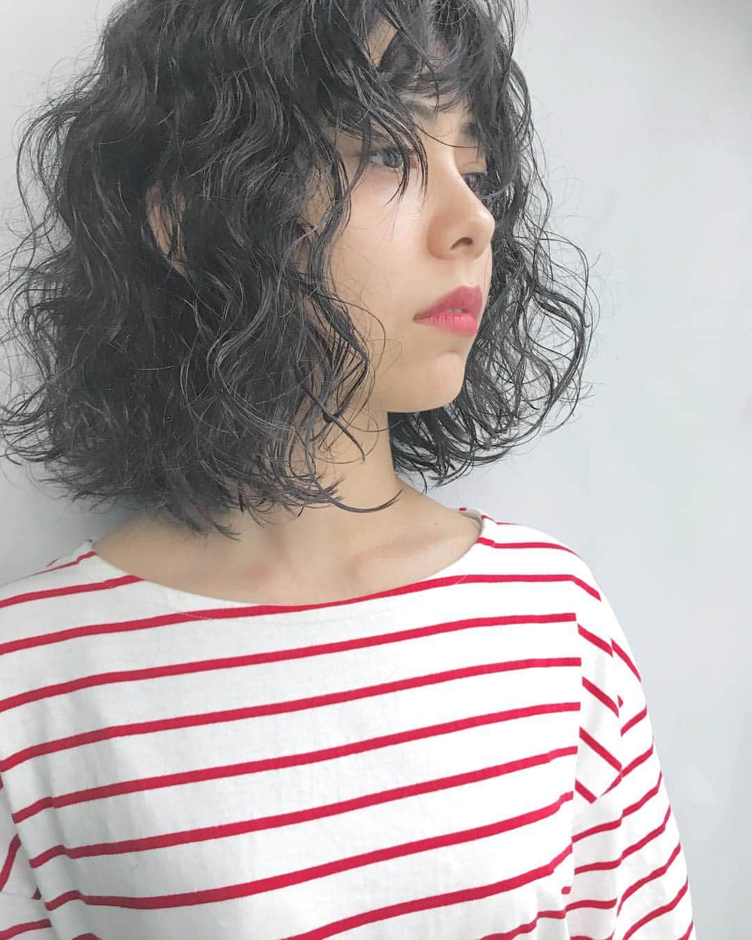 nanako itoのインスタグラム：「これが地毛のくるくるって本当に可愛いっ💋 . ストレートパーマをしていたゆうあちゃん♡地毛を伸ばしてストレート部分をカット✂︎ ♡  本当はこんなに可愛いクルクルの地毛を持っていて。うらやましい👏🏻👏🏻😍 . #八木優羽亜」