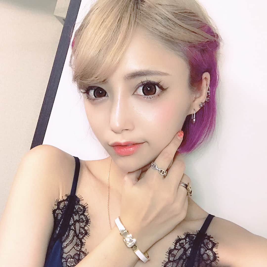 のインスタグラム：「最近つけてるバングル💋@madebyuchu.official だよ✨ ペアリングの指輪とマッチしてていい感じ😌💓 ． スワロフスキーのテニスブレスレットも新商品で出たみたいだから要チェックだよ🕺🕺🕺 ． 今日は久しぶりにとってもいい気分です、おやすみ😌 ． #selfie #madebyuchu」