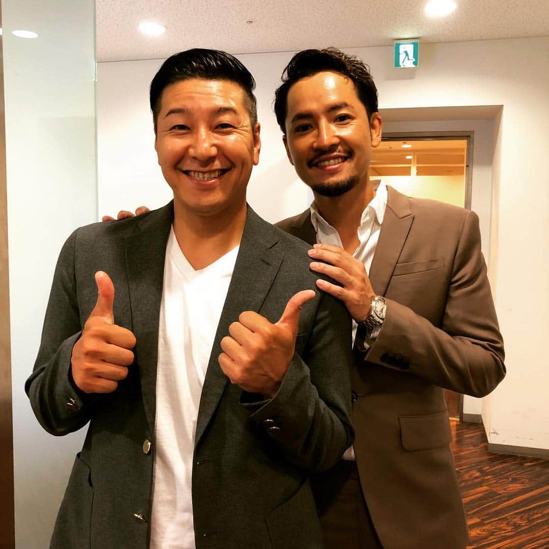 長田庄平のインスタグラム：「念願の林太郎さんに会えたよー！！ #バチェラージャパン #プライベートジェットデートのスーツ #サプライズローズもらえず #小栁津林太郎 #チョコレートプラネット」