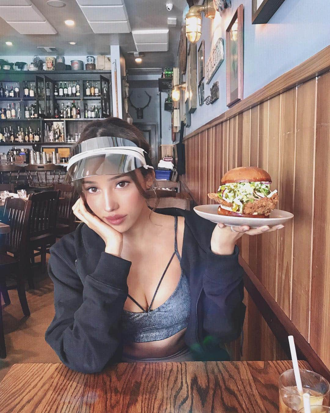 ヴァネッサみどりさんのインスタグラム写真 - (ヴァネッサみどりInstagram)「Look at this Gorgeous  Chicken sandwich 🔥 . 在LA一定要吃🍔」9月6日 15時43分 - midoritakechi