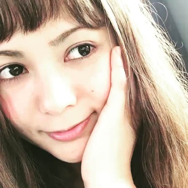 Arimeのインスタグラム：「撮影雨待ち☔️ カメラマンさんの屋山さんに撮ってもらったよ👯‍♂️ ナチュラルにスッピンメイクで撮影📷 ほぼしてないけどほんのり色付き下地と眉の穴埋め程度メイク💋 下地は👇👇👇 アスタリフトホワイト　パーフェクトUVクリアソリューション spf50 軽いし、透明感もツヤ感もあって厚ぼったくならずに美肌美人になれるよ！ 高SPFなのにうるおうし乾燥にも強い美容液成分も入ってるし、一石何丁なのーーーw  # ナチュラルメイク#裸眼 #裸眼メイク #雨 #スッピンメイク #メイク #撮影 #自然 #下地 #沖縄 #美容液#アスタリフトホワイト#透明感#ツヤ肌メイク #美肌美人 #美肌効果」