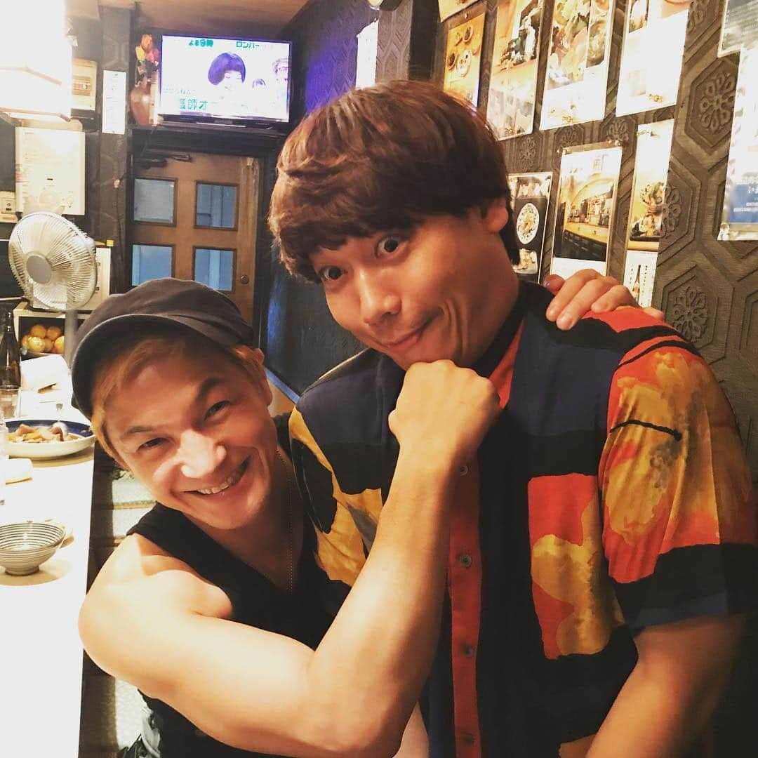 白井鉄也さんのインスタグラム写真 - (白井鉄也Instagram)「佐藤修さんと飲んだよ！ 拳をペロペロしたよ！ペロペー 柑橘な爽やかな味だったよ！ペロペー フリスク要らず！ トゥルントゥルンの舌触り！ 元WBA世界スーパーバンタム級王者の拳はうめぇよ〜！ペロペー #是非ペロおすすめっす！ 優しみ強い面白いお方ですっす！  #初王者飲み #佐藤修 #優しみ強い #元WBA世界スーパーバンタム級王者 #WBA #世界 #スーパーバンダム級 #王者 #WORLD #WORLDchampion #チャンピオン #champion #superbantam #ボクシング #boxing #ボクサー #boxer #ハルク #hulk #後ろにオカリナ #me #tbt #love #cute #instlike #instgood」9月6日 16時48分 - shiraichimon