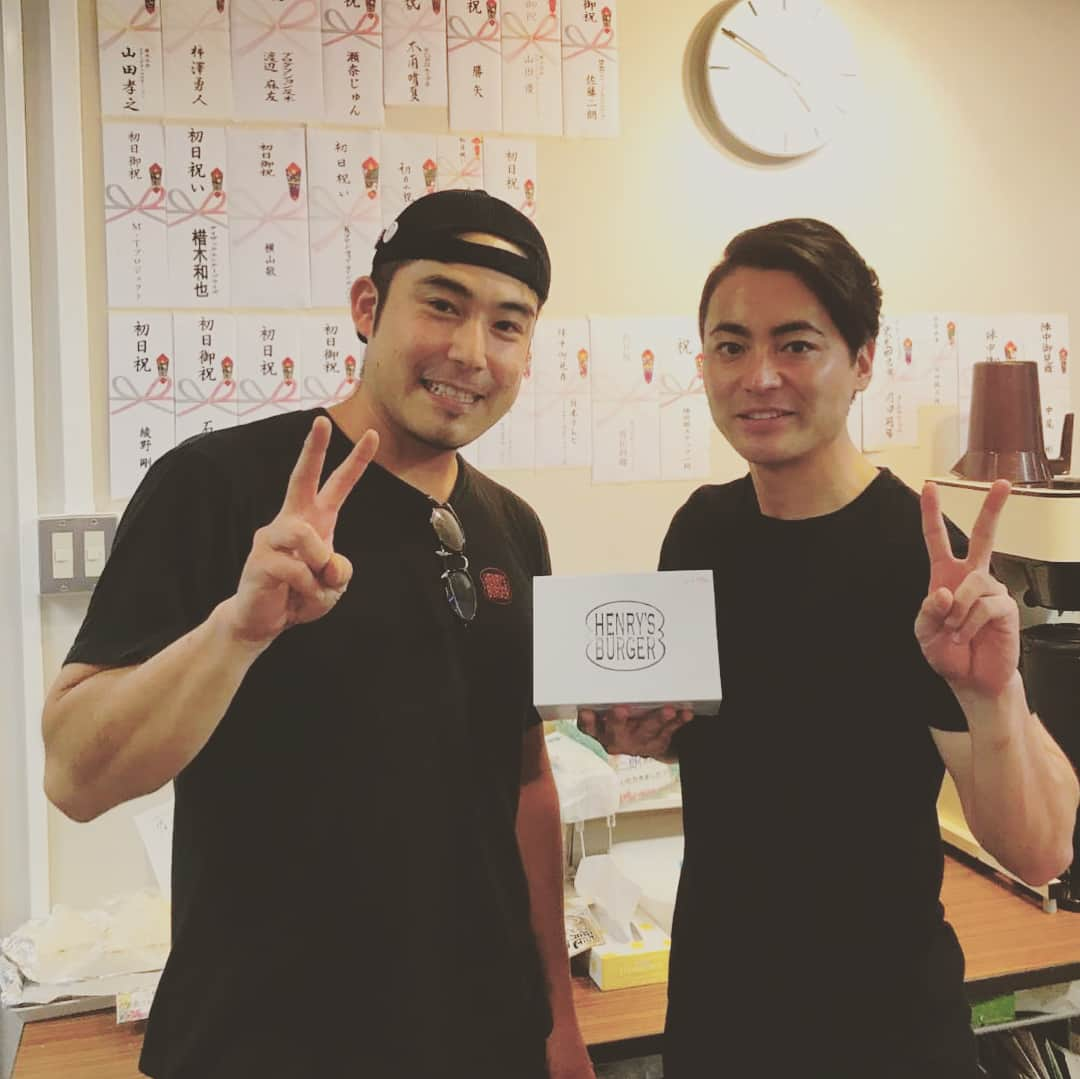 山田孝之さんのインスタグラム写真 - (山田孝之Instagram)「HENRY' S BURGER差し入れしてもろた🍔メンチカツバーガーめちゃうま🤦🏻‍♂️ #henrysburger #シティオブエンジェルズ #腹一杯で夜公演お腹ポンポコリンだぜ🤷🏻‍♂️」9月6日 17時33分 - takayukiyamadaphoto