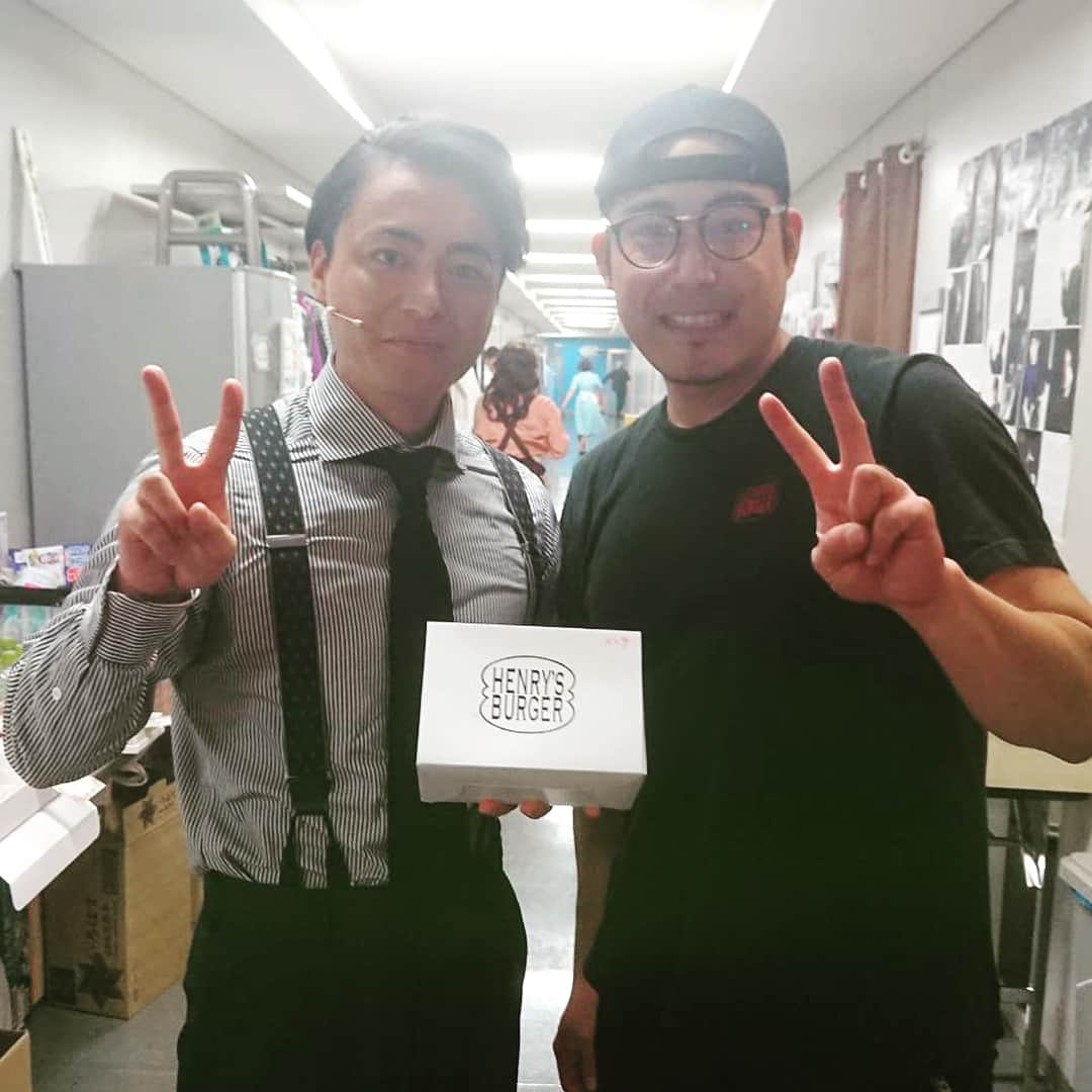 山田孝之さんのインスタグラム写真 - (山田孝之Instagram)「HENRY' S BURGER差し入れしてもろた🍔メンチカツバーガーめちゃうま🤦🏻‍♂️ #henrysburger #シティオブエンジェルズ #腹一杯で夜公演お腹ポンポコリンだぜ🤷🏻‍♂️」9月6日 17時33分 - takayukiyamadaphoto