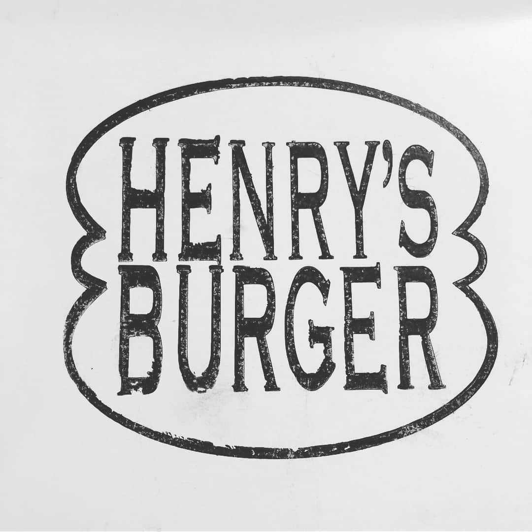 山田孝之さんのインスタグラム写真 - (山田孝之Instagram)「HENRY' S BURGER差し入れしてもろた🍔メンチカツバーガーめちゃうま🤦🏻‍♂️ #henrysburger #シティオブエンジェルズ #腹一杯で夜公演お腹ポンポコリンだぜ🤷🏻‍♂️」9月6日 17時33分 - takayukiyamadaphoto