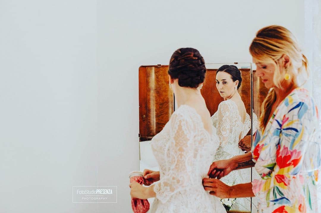 ヴァレンティナ・アリゲッティのインスタグラム：「#tb to my summer happiest day 📷:@fotostudiopresenza  #bf#wedding#clumsiestmaid#lotoflovetho p.s. la borsa del ghiaccio però ci ha salvato la vita #antofacaldo」