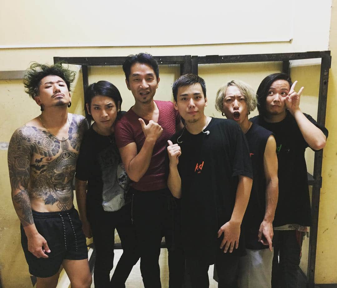 Akira Yamaokaのインスタグラム：「That was truly amazing performance tonight! Their is “彼女 in the display” everyone calls “KID” for shot. I highly recommend this band. Really, their music super great!  https://www.youtube.com/watch?v=TlOiT92iFVA  @KIDfukuoka @kanojo_in_the_insta」