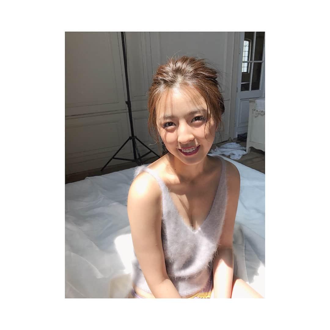 柳ゆり菜さんのインスタグラム写真 - (柳ゆり菜Instagram)「. . 本日発売のFRIDAYの カバーに登場しています。 . そしてBOMBさんにも インタビュー記事が 掲載されます🙌 . . 今回はクラシックなテーマで 撮影して頂きました なぜかドレスも着ました 😂 . . インタビューでは 映画について話しています。 . みてね🦒 . #FRIDAY #BOMB #純平考え直せ #オフショット」9月7日 10時00分 - yurinayanagi__