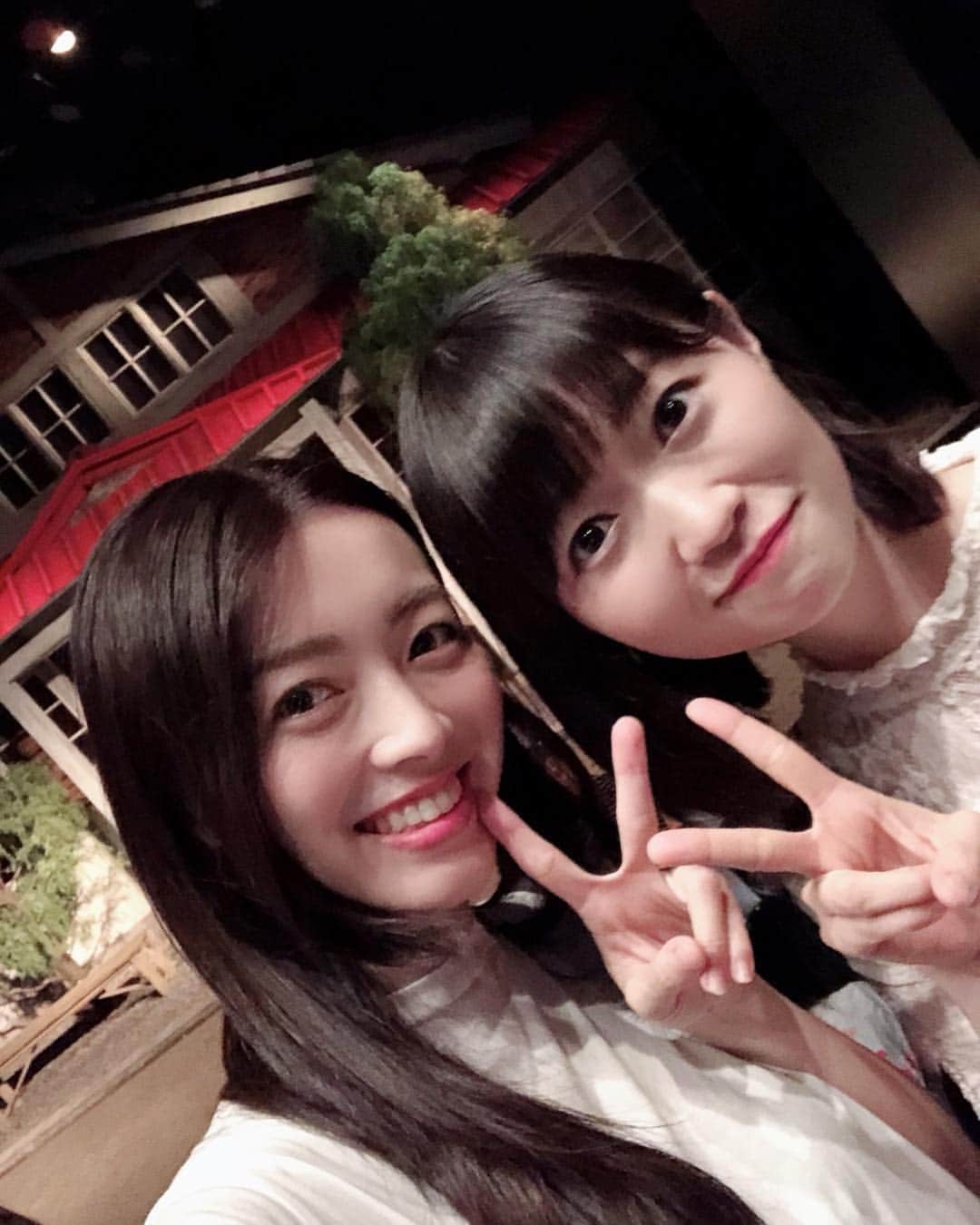 のインスタグラム：「佐藤詩子さんご出演の舞台✨ 山のバッキャローを観に行きました💕 詩子さん演じるすずさん、とっても素敵すぎました😭❤️✨ 昨年共演させていただいたライター・オブ・ゴーストを彷彿させるシーンがありまして、一人でニコニコしてしまいました🤣💦笑 詩子さん、ありがとうございました☺️💗 池袋 シアターグリーンで10日まで公演中ですので、皆様も是非是非☺️❤️ #singers #singing #musics #音楽 #vocals #acoustic #アーティスト #artist #artiste  #アーティスティック#artistic #television #vocals #シンガー #singer #女優 #happy #MC #幸せ #Tokyo #TV  #イベント #舞台 #山のバッキャロー #佐藤詩子 さん」