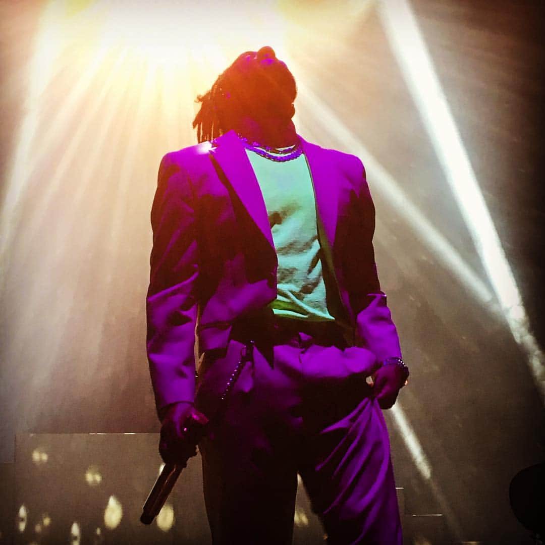 ミゲルのインスタグラム：「Basking in the light, while we bask in yours @miguel #anthemdc #miguel #miguelunlimited #migueljontelpimentel #ascensiontour #thegirlinthewildhearttee *original content*」
