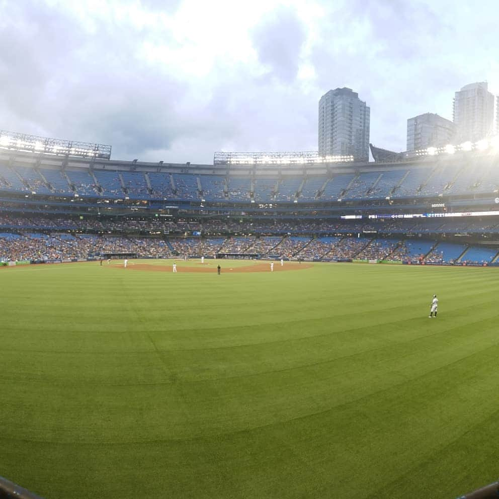 ウェスリー・キリングのインスタグラム：「Last blue Jay's game of the season for me, off to the boat tomorrow! #toronto #BlueJays #kevinpillarhavemybabies」