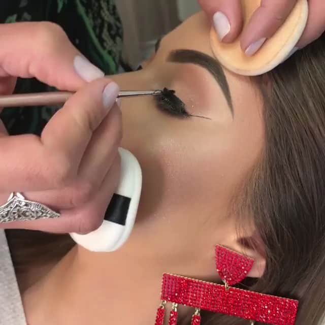vegas_nayのインスタグラム：「so precise @micheleparentemaquiagem ❤️」