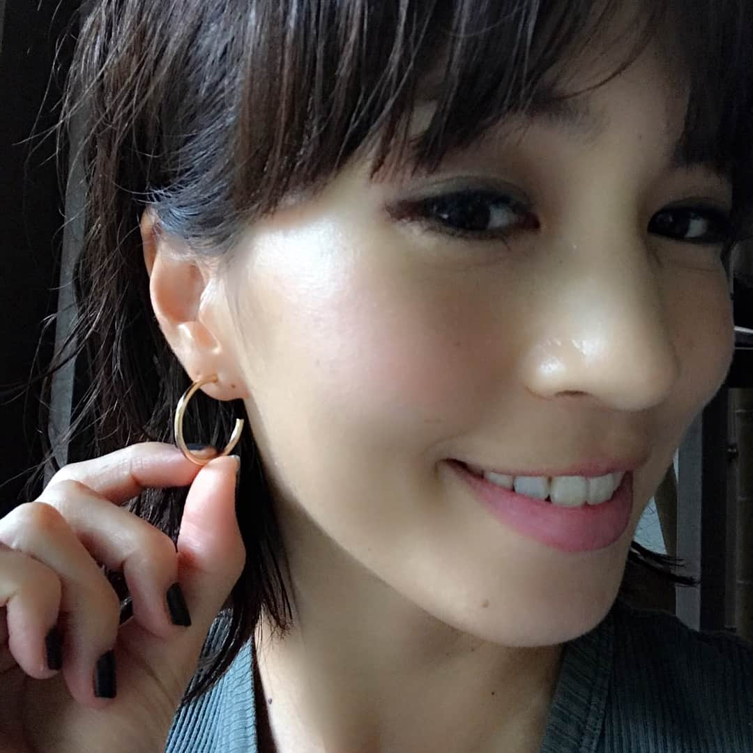 安田美沙子さんのインスタグラム写真 - (安田美沙子Instagram)「festaria SANCTUARYさんと、コラボアクセを作らせて頂きました☺️💕My Amulet collection✨ アコヤパールのキャッチがついた、リバーシブルのフープピアスになります。 さり気ないけど、存在感のある。。ママが使いやすく、どんな服にも合って、気分が上がるものを目指しました！ Tシャツにさらっと付けてもいいし、お出かけの時のドレスアップにも。。 こちらは、9/19から 伊勢丹新宿店1F  festariaSANCTUARYさん、そしてオンラインストア  www.isetan.co.jp/accerium  で購入出来ます！  #instagood #accesary #amulet #festaria #festariasanctuary #伊勢丹 #伊勢丹新宿店 #online」9月7日 8時20分 - yasuda_misako