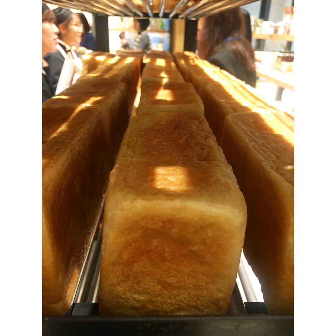 北澤 宏美さんのインスタグラム写真 - (北澤 宏美Instagram)「- 9/25オープンする日本橋高島屋SC内覧会に潜入🕴🏻 お目当ては #365日と日本橋 🥖🥐🍞 ・ あの人気のパン（365日）がここでも買えるなんて♡ 久しぶりに会えてうれしいいつも元気な @sanakoharada  とイートイン😋  パン以外のこだわりメニューもあるし 朝7時半から営業とのことで 出勤前の朝ごはん需要ありそう😃 入り口付近、良い香りに吸い込まれそうですね〜 ・ そしてわたしの好きなアコメヤさんもB1Fに😻 @akomeya_tokyo  焼きあご出汁がおいしくて買おうとしてたんだけど @toga_kumi ちゃんと遭遇、爆笑話が止まらずそのまま 買うの忘れて爽やかにバイバイしてしまったよ🤷🏻‍♀️ ・ ここも長居てしまいそうなお店 ご飯の（お酒の）お供も買いに行こう♡ イイよねアコメヤ♡すき  #日本橋高島屋SC#日本橋高島屋 #日本橋高島屋新館  #9月25日Open #PR #365日パン #アコメヤトウキョウ  #日本橋」9月21日 19時34分 - romihy58