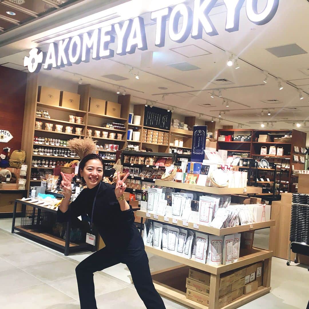 北澤 宏美さんのインスタグラム写真 - (北澤 宏美Instagram)「- 9/25オープンする日本橋高島屋SC内覧会に潜入🕴🏻 お目当ては #365日と日本橋 🥖🥐🍞 ・ あの人気のパン（365日）がここでも買えるなんて♡ 久しぶりに会えてうれしいいつも元気な @sanakoharada  とイートイン😋  パン以外のこだわりメニューもあるし 朝7時半から営業とのことで 出勤前の朝ごはん需要ありそう😃 入り口付近、良い香りに吸い込まれそうですね〜 ・ そしてわたしの好きなアコメヤさんもB1Fに😻 @akomeya_tokyo  焼きあご出汁がおいしくて買おうとしてたんだけど @toga_kumi ちゃんと遭遇、爆笑話が止まらずそのまま 買うの忘れて爽やかにバイバイしてしまったよ🤷🏻‍♀️ ・ ここも長居てしまいそうなお店 ご飯の（お酒の）お供も買いに行こう♡ イイよねアコメヤ♡すき  #日本橋高島屋SC#日本橋高島屋 #日本橋高島屋新館  #9月25日Open #PR #365日パン #アコメヤトウキョウ  #日本橋」9月21日 19時34分 - romihy58