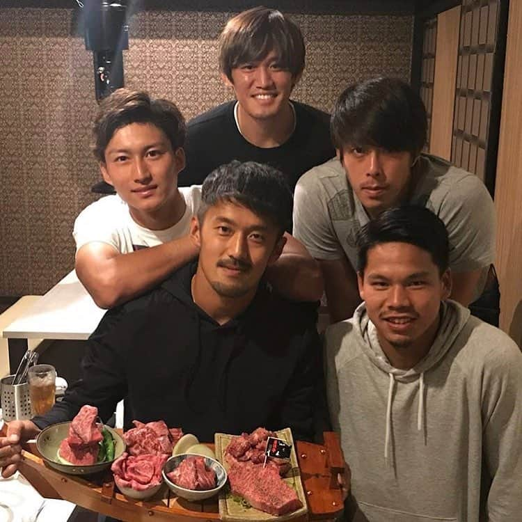 摂津颯登のインスタグラム：「和牛屋会。 たくさん美味しいお肉を頂きパワーをもらいました！😊 明日からまた練習頑張ろう。 #山形#米沢#高畠#米沢牛#和牛屋#モンテディオ山形#阪野豊史#三鬼海#射庭康太朗#櫛引政敏#摂津颯登」