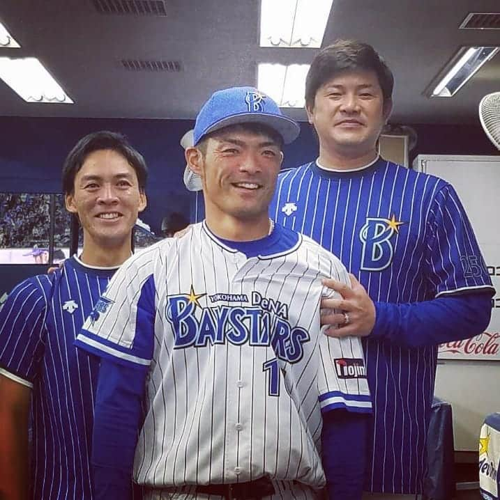 横浜DeNAベイスターズさんのインスタグラム写真 - (横浜DeNAベイスターズInstagram)「. 引退セレモニーの動画にも出演した大原慎司 球団職員と高崎健太郎スコアラー。三人とも目を真っ赤にして記念撮影📷 #同級生  #加賀繁  #大原慎司  #高崎健太郎  #ありがとう加賀 選手 #baystars」9月21日 22時44分 - baystars_official